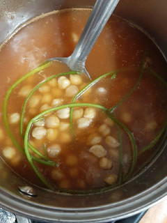 Una foto de Sopa de garbanzo sazonada con tallos de cilantro