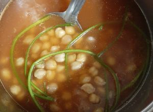 Una foto de Sopa de garbanzo sazonada con tallos de cilantro