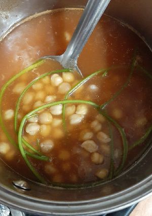 Una foto de Sopa de garbanzo sazonada con tallos de cilantro