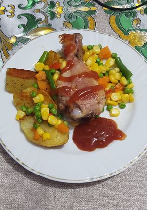 O poză a rețetei Pulpă de pui cu legume la tigaie și cartofi cu boia dulce.