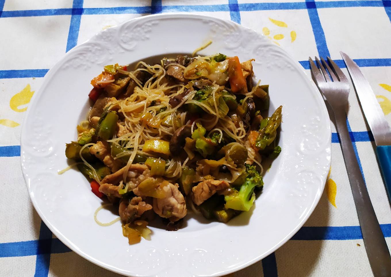 Wok de verduras con pavo, conejo y fideos de arroz