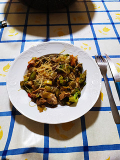 Una foto de Wok de verduras con pavo, conejo y fideos de arroz