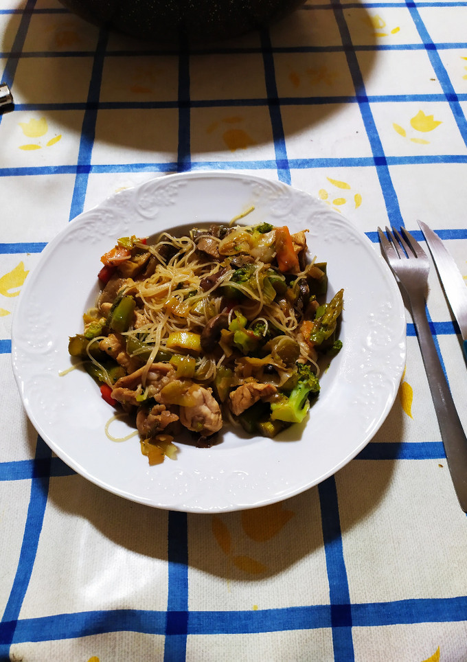 Una foto de Wok de verduras con pavo, conejo y fideos de arroz