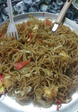 A picture of Veggie and egg chowmein.