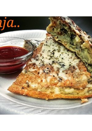 চিজি পটেটো ওমলেট রেসিপির প্রধান ছবি
