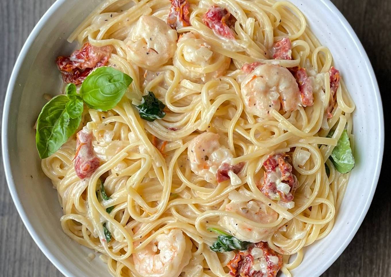 Creamy Lemon Linguini w/Shrimp Sundried tomato and basil