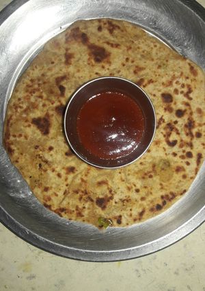 A picture of Stuffed paneer paratha.