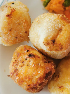 Una foto de Bolitas de papa y queso