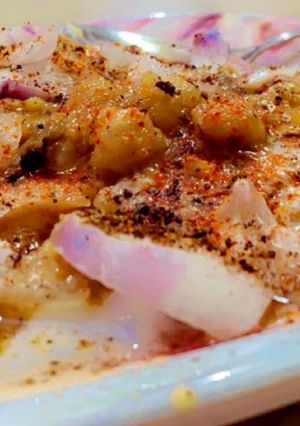 A picture of Aloo tikki chole.