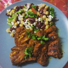 A picture of Grilled chicken with corn and kidney beans salad.