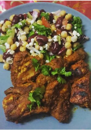 A picture of Grilled chicken with corn and kidney beans salad.