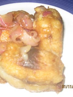 Una foto de Pescado frito aderezado con salsa de mantequilla y limón