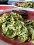 Noodles de zucchini al pesto