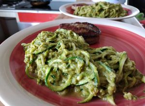 Una foto de Noodles de zucchini al pesto