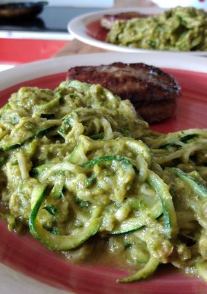 Una foto de Noodles de zucchini al pesto