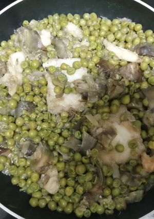 Una foto de Guisantes con bacalao y alcachofa