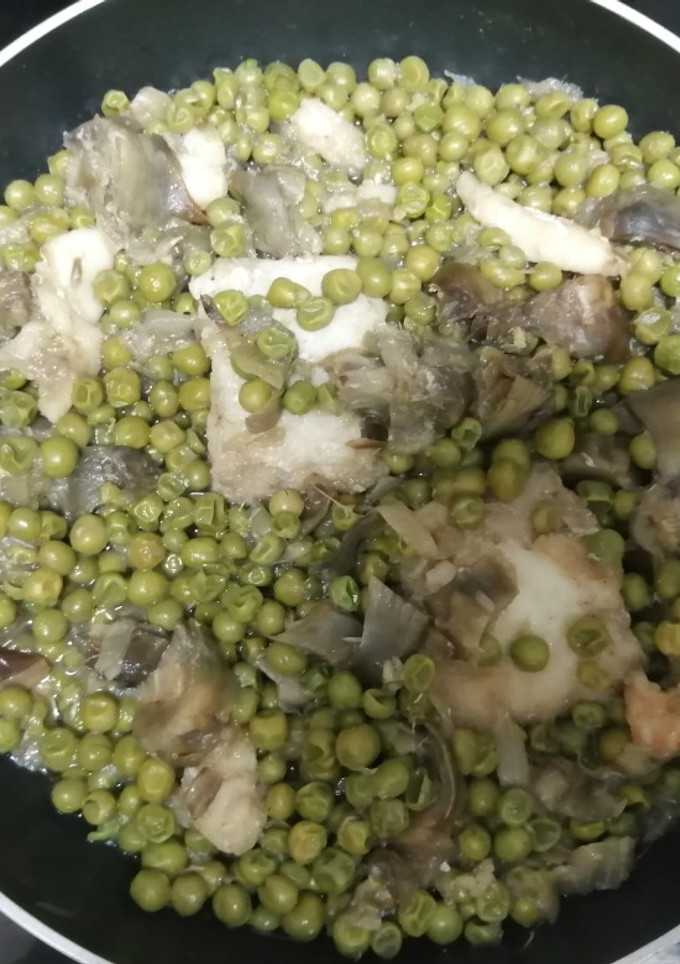 Una foto de Guisantes con bacalao y alcachofa