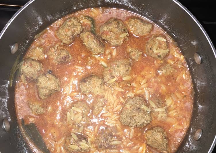 Meatballs with orzo in tomato sauce🇬🇷. (Giuvetsi me keftedakia)