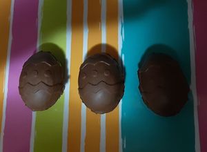 Una foto de Huevitos de Pascua rellenos con rocklets