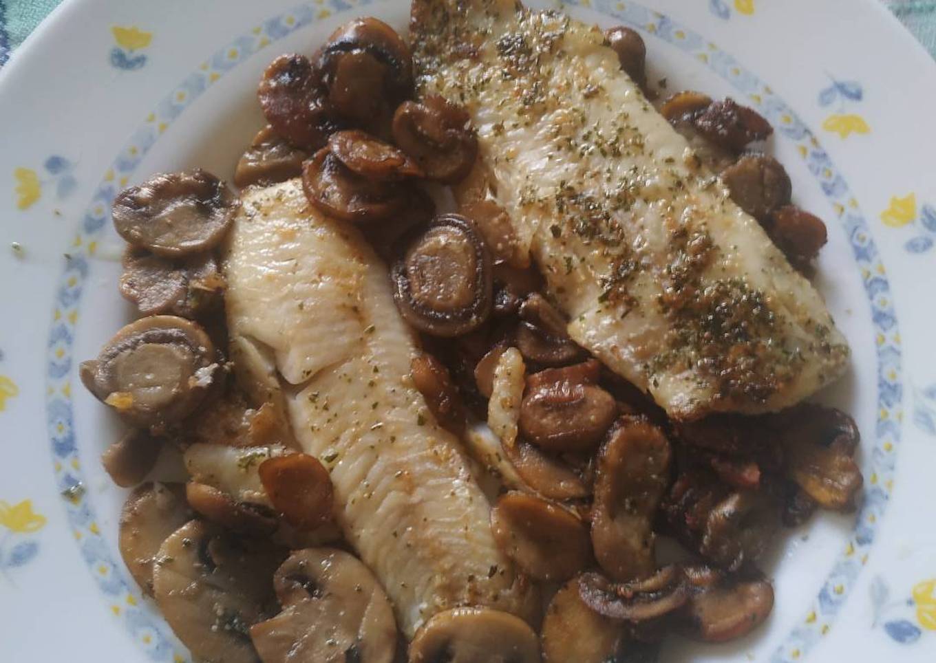 Lomos de merluza con champiñones