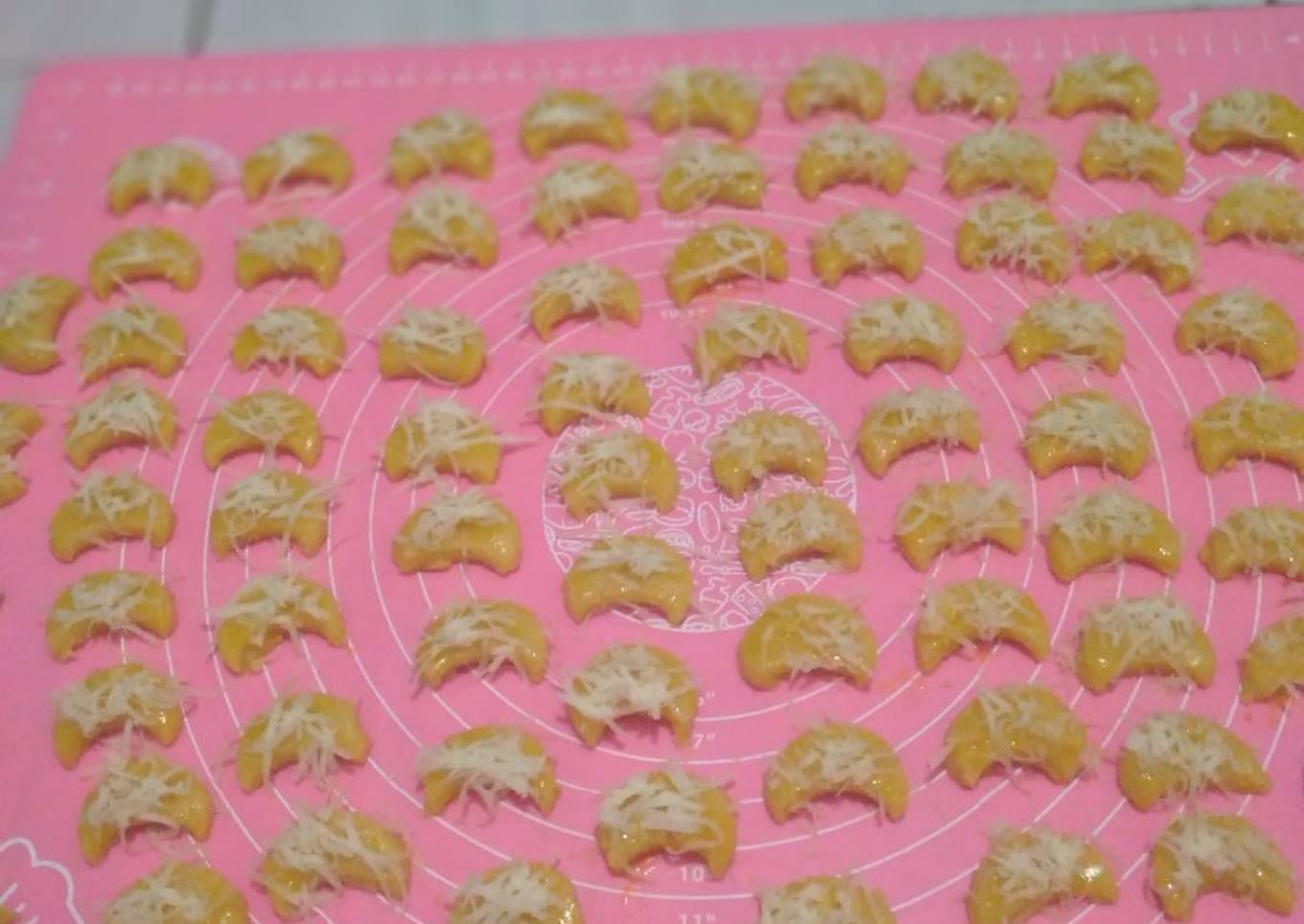Kue Keju Bulan Sabit