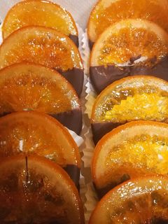 Una foto de Naranjas confitadas con chocolate 🍫🍊