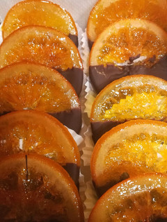 Una foto de Naranjas confitadas con chocolate 🍫🍊