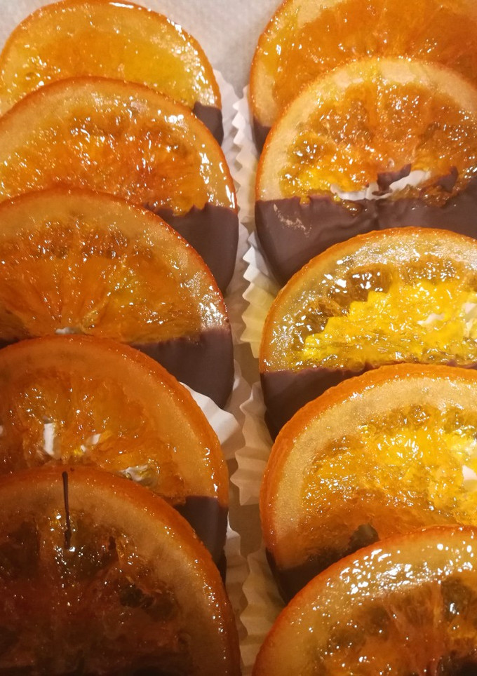 Una foto de Naranjas confitadas con chocolate 🍫🍊