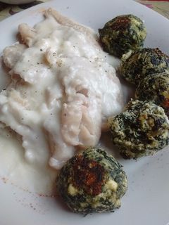 Una foto de Filet de pescado al natural con salsa blanca diet