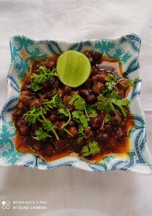 "चना करी" (chana curry recipe in marathi) रेसिपी चे मुख्य फोटो 