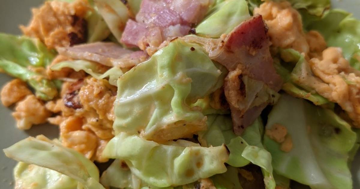 Fried cabbage and bacon with egg Recipe by Nami Cookpad