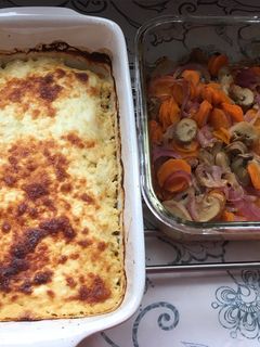Sajtos tejfölös, hagymás, édesburgonyás rakott csirkemell, sült zöldséggel recept fotója