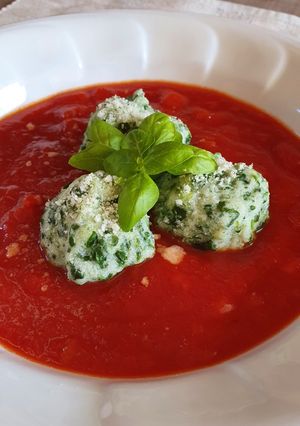 Spenótos-ricottás golyó (Malfatti) paradicsommártással recept fotója