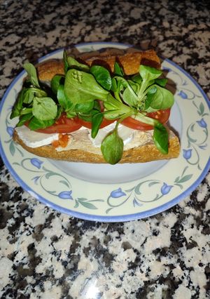 Una foto de Almuerzo de pechuga con pan de avena y espelta