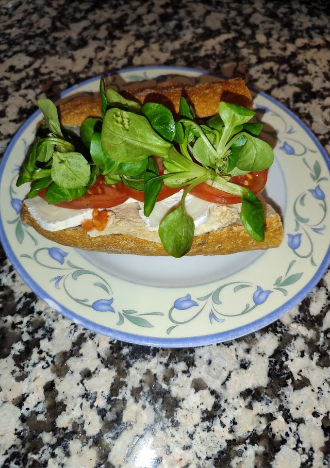 Una foto de Almuerzo de pechuga con pan de avena y espelta
