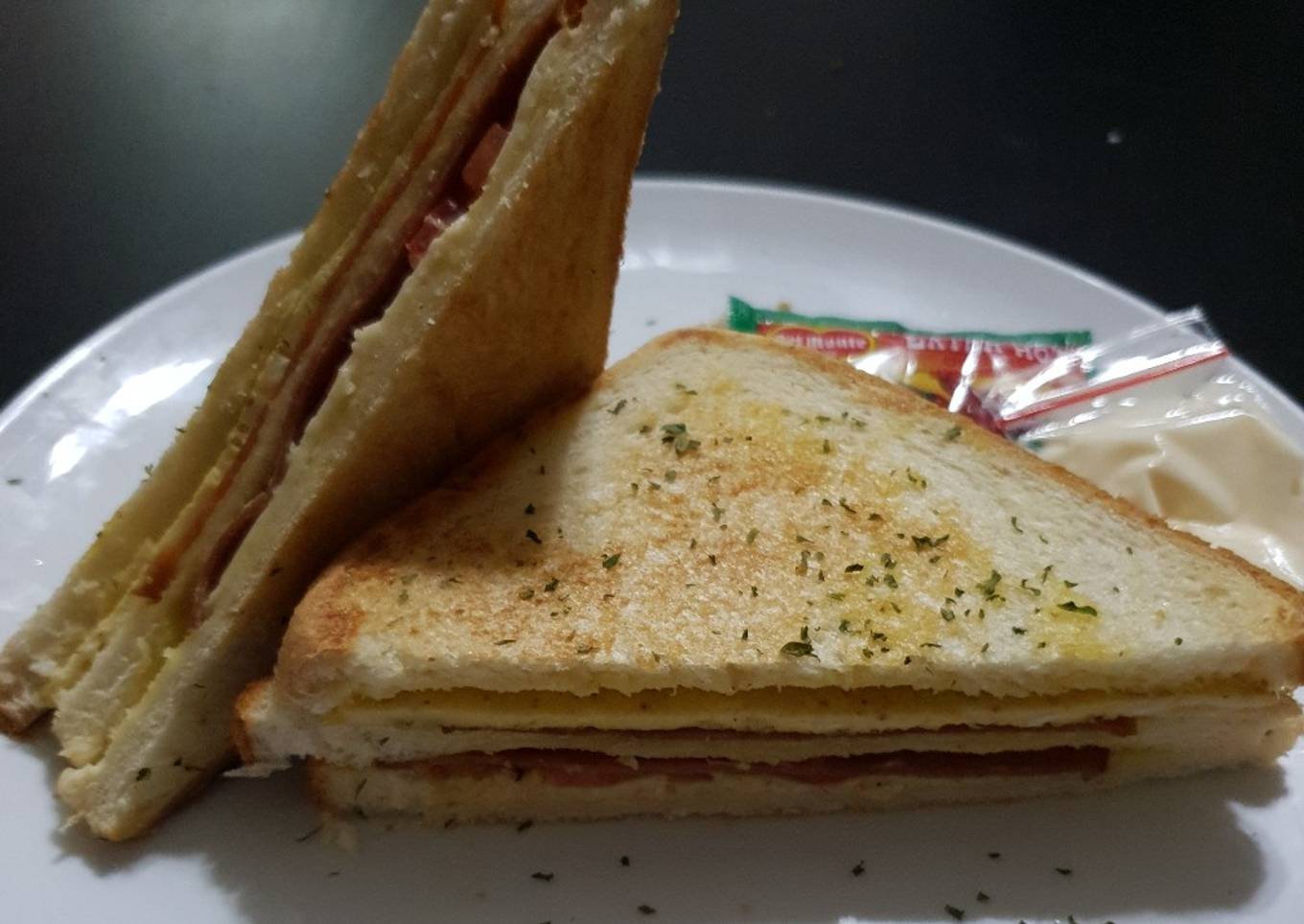 Sandwich telur dan smoked beef rumahan