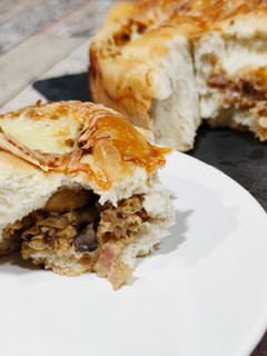 Una foto de Bollos rellenos de pollo, bacon y champiñones