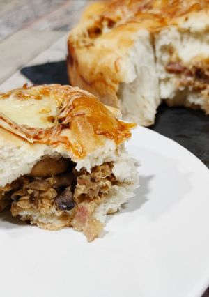 Una foto de Bollos rellenos de pollo, bacon y champiñones