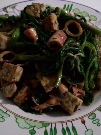 Cara Simple Menyiapkan Resep  Tumis kangkung cumi asin plus tempe yang Lezat, Lezat