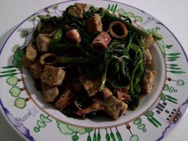 Cara Simple Menyiapkan Resep  Tumis kangkung cumi asin plus tempe yang Lezat, Lezat