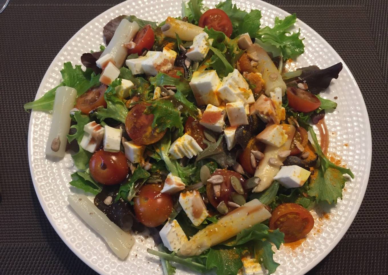 Brotes Verdes con tomates, espárragos, queso fresco y cúrcuma