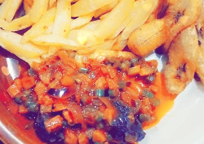 Chips nd plantain with carrot source