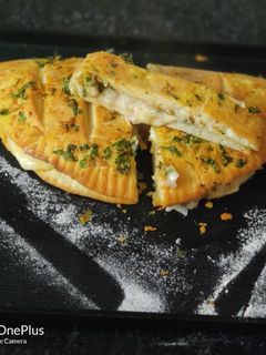 চীজ গার্লিক ব্রেড (cheese garlic bread recipe in Bengali) রেসিপির প্রধান ছবি