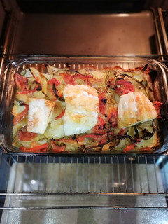 Una foto de Bacalao en cama de patatas y verduras