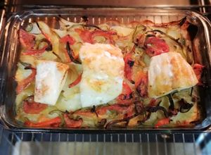 Foto principal de Bacalao en cama de patatas y verduras