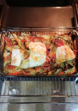Una foto de Bacalao en cama de patatas y verduras