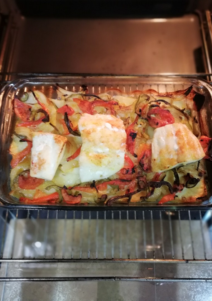 Una foto de Bacalao en cama de patatas y verduras
