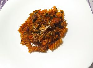 Una foto de Pasta a la puttanesca muy rica