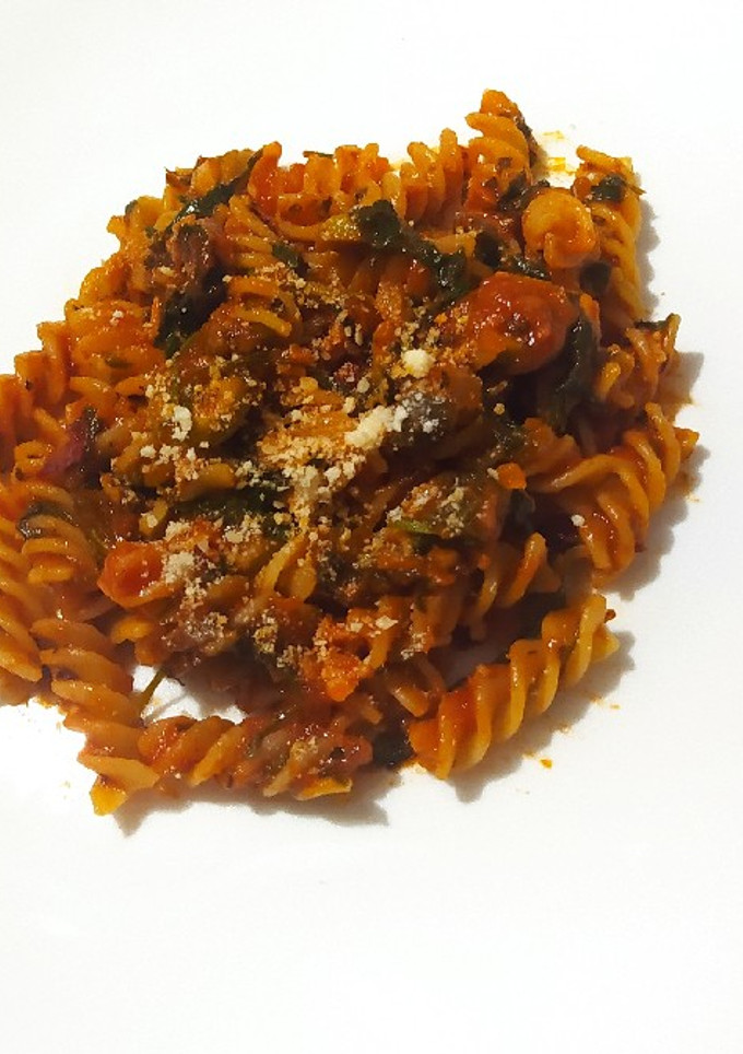 Una foto de Pasta a la puttanesca muy rica