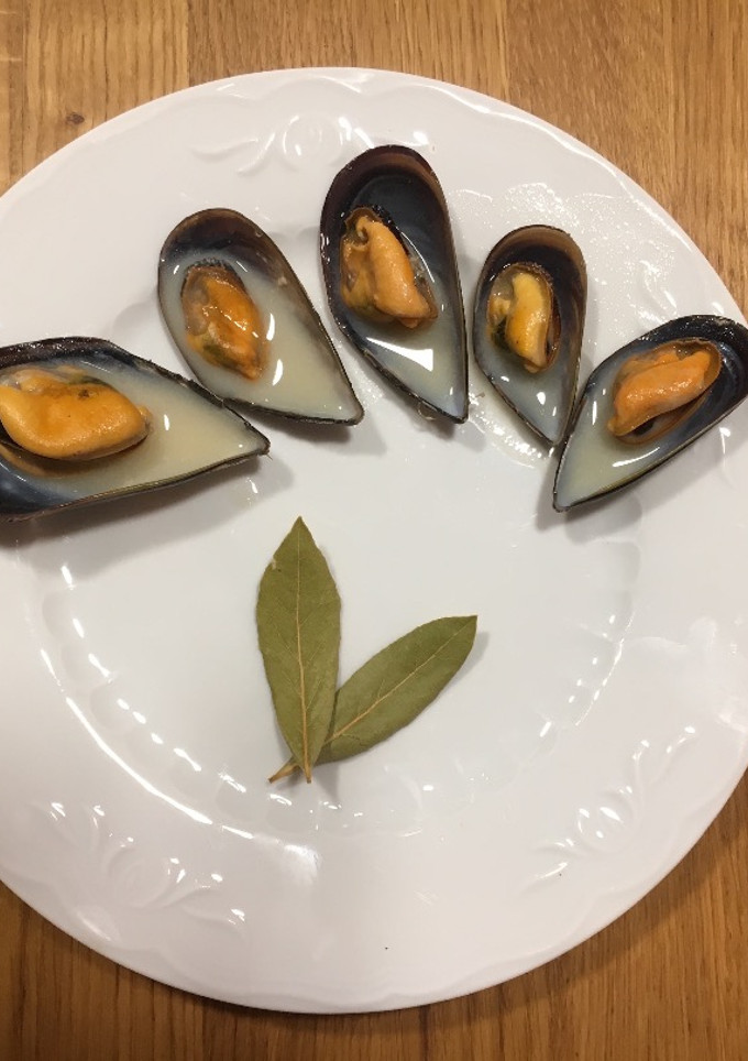 Una foto de Mejillones con vino blanco y mostaza